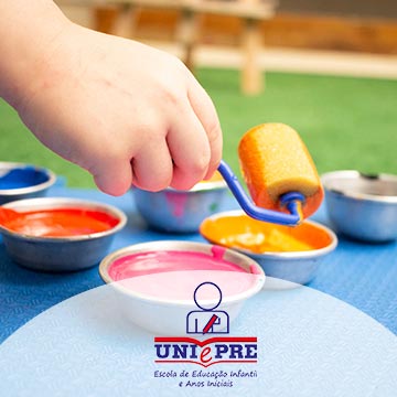 aluno brincando com pintura - unidade cantareira uniepre