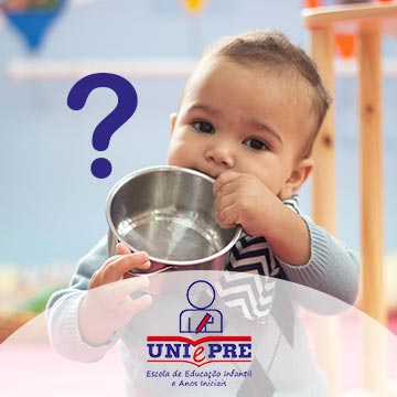 Berçário criança interagindo com objeto