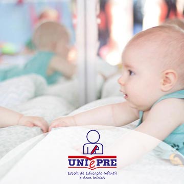 Berçário criança interagindo no espelho