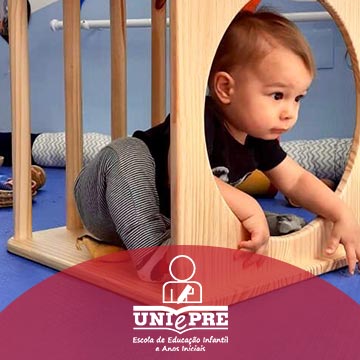 Criança no mobiliário pikler