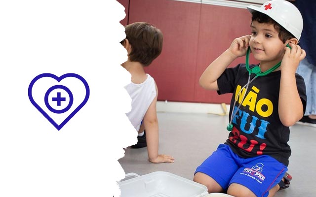 escola de educação infantil uniepre unidade cantareira - criança brincando de médico