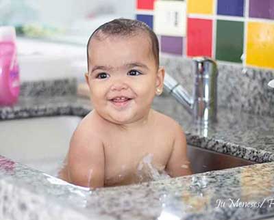 Criança no banho - Berçário Uniepre