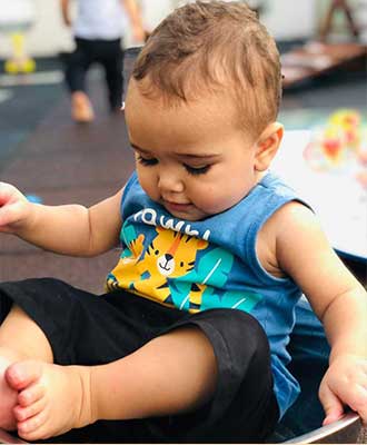 Criança explorando materiais - Berçário Uniepre