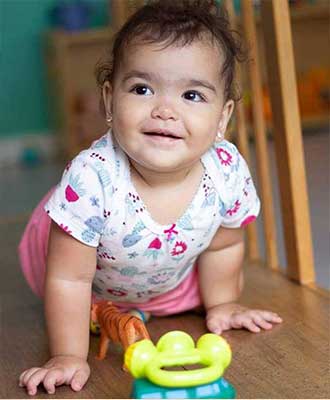 Criança explorando mobiliário pikler - Berçário Uniepre