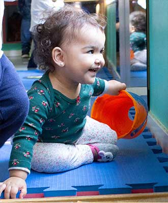 Criança brincando no tatame - Berçário Uniepre