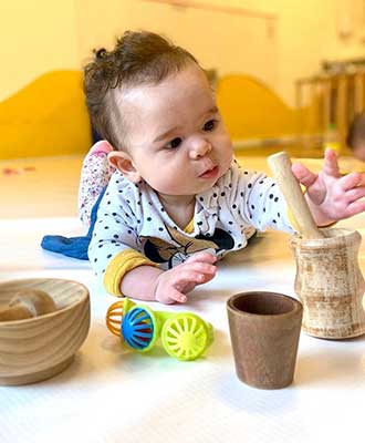 Criança explorando solo de material - Berçário Uniepre