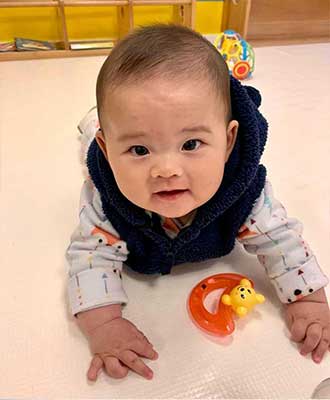 Criança observando - Berçário Uniepre