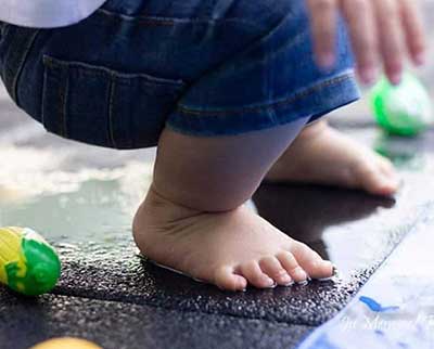 Criança em solo molhado - Berçário Uniepre