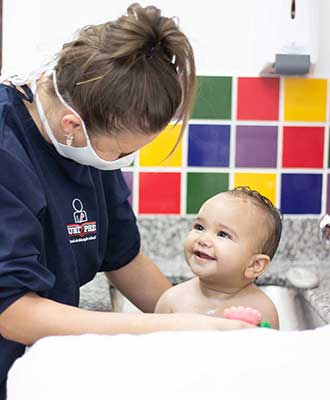 Educadora - hora do banho! Berçário Uniepre