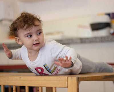 Bebê em ato de equilíbrio - Berçário Uniepre
