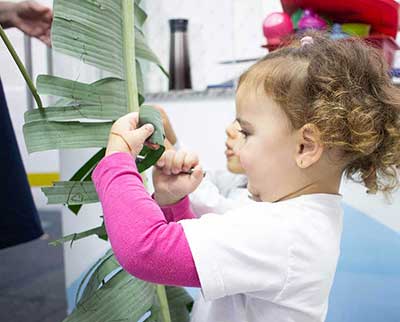 Criança explorando recurso natural - Educação Infantil Uniepre