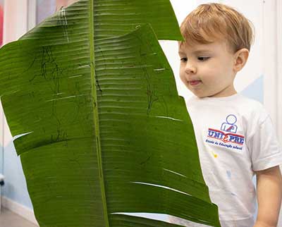 Criança explorando recurso natural - Educação Infantil Uniepre