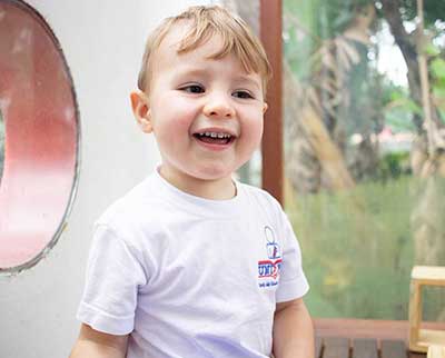 Criança feliz em espaço educacional - Educação Infantil Uniepre
