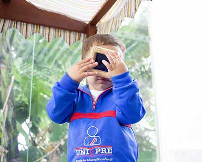 Criança explorando objeto - Educação Infantil Uniepre