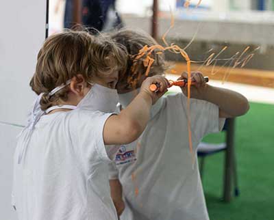 Criança interagindo no espelho - Educação Infantil Uniepre