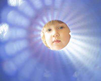 Criança explorando tubo - Educação Infantil Uniepre