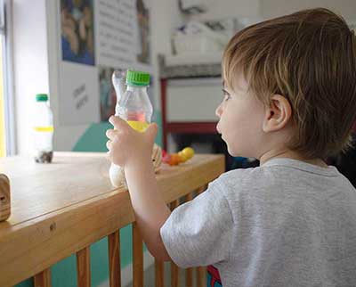 Criança brincando com chocalho natural - Educação Infantil Uniepre