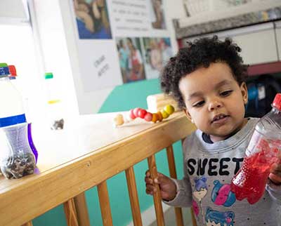 Criança interagindo com objeto - Educação Infantil Uniepre