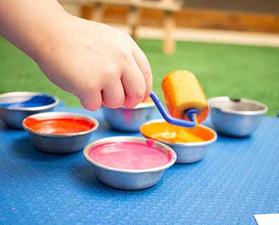 Criança explorando tinta - Educação Infantil Uniepre