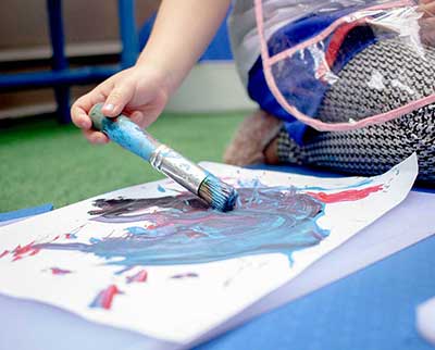 Criança em atividade artística - Educação Infantil Uniepre