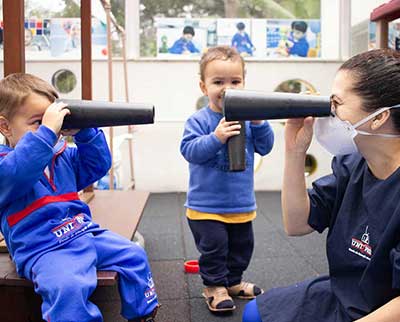 Crianças em atividade com educadora - Educação Infantil Uniepre