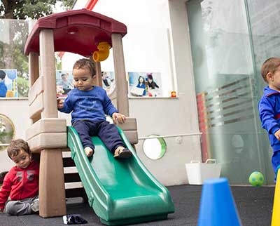 Criança brincando em escorregador - Educação Infantil Uniepre