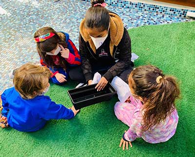 Crianças em atividade com educadora - Educação Infantil Uniepre