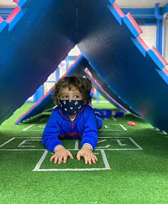 Criança explorando espaço - Educação Infantil Uniepre