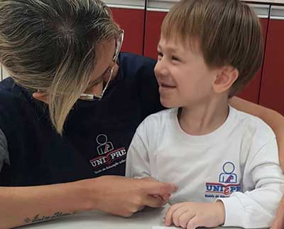 Educadora com criança - Educação Infantil Uniepre