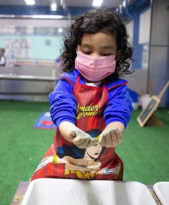 Criança brincando com areia - Educação Infantil Uniepre