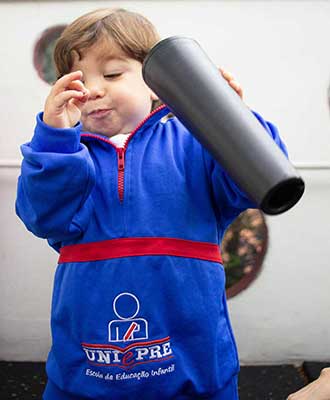 Criança brincando com material não estruturado - Educação Infantil Uniepre