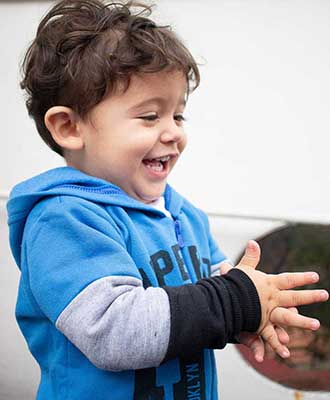 Criança feliz em ambiente escolar - Educação Infantil Uniepre