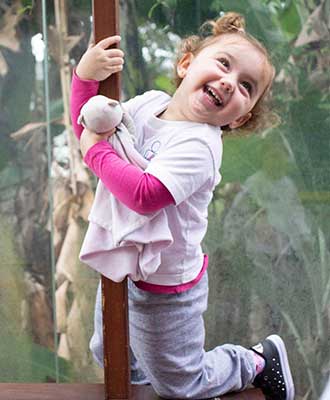 Criança feliz em espaço educacional - Educação Infantil Uniepre