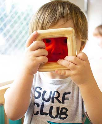 Criança explorando trasparência de cor - Educação Infantil Uniepre