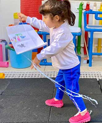 Criança em parque externo - Educação Infantil Uniepre