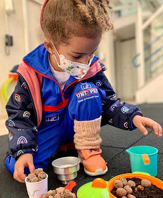 Criança em atividade artística com elementos naturais - Ensino Fundamental Uniepre