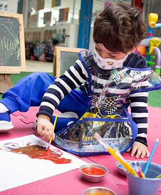 Criança em atividade artística - Ensino Fundamental Uniepre
