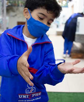Criança interagindo com objeto - Ensino Fundamental Uniepre