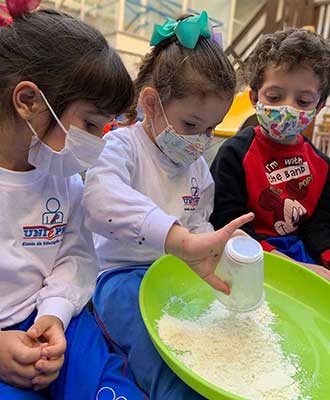 Crianças em atividade na área externa - Ensino Fundamental Uniepre