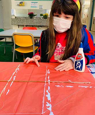 Criança em construção, gerenciando projetos, coordenando etapas - Ensino Fundamental Uniepre