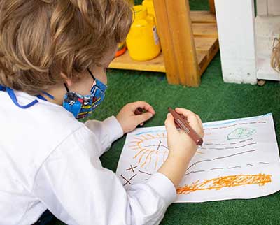 Criança em atividade artística - Ensino Fundamental Uniepre