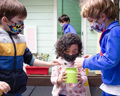 Crianças na área externa em atividade - Ensino Fundamental Uniepre