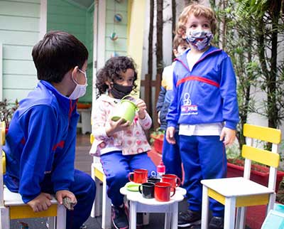 Crianças na área externa em atividade - Ensino Fundamental Uniepre