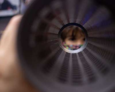 Criança explorando objetos - Ensino Fundamental Uniepre