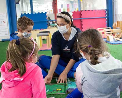 Crianças em atividade com educadora - Ensino Fundamental Uniepre