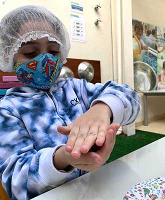 Criança em atividade no espaço educacional - Ensino Fundamental Uniepre