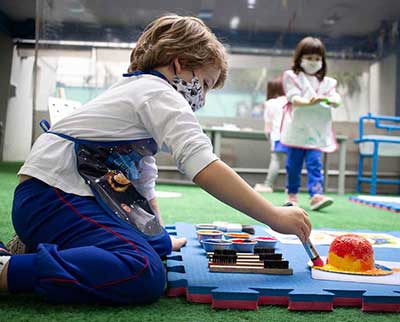 Crianças em atividade na área externa - Ensino Fundamental Uniepre