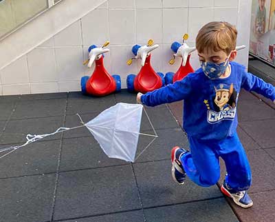 Criança explorando objeto construído em atividade - Ensino Fundamental Uniepre