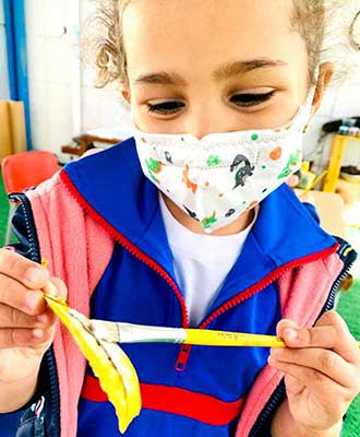 Criança em atividade artística com elementos naturais - Ensino Fundamental Uniepre